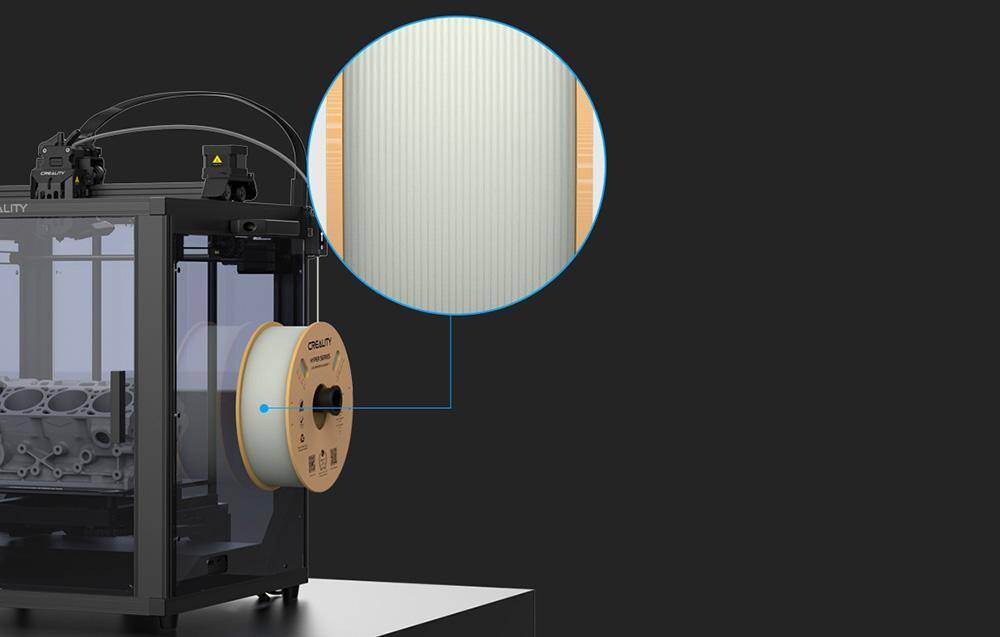 Ein 3D-Drucker mit einer Filamentrolle und eine Nahaufnahme, die die Textur des gedruckten Materials zeigt und auf die Druckqualität hinweist.