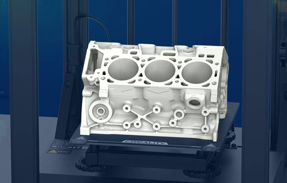 Ein 3D-Drucker, der einen detaillierten weißen Modell eines Motorblocks auf seinem Druckbett herstellt und dabei fortschrittliche Fertigungstechnologie demonstriert.