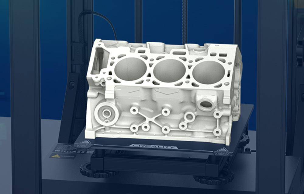 Ein 3D-Drucker, der einen detaillierten weißen Modell einer Motorblockstruktur erstellt und damit die Präzision und Leistungsfähigkeit der Drucktechnologie demonstriert.