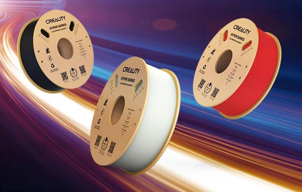 Spulen von Creality-Filament in verschiedenen Farben mit Produktdetails auf den Etiketten, vor einem dynamischen, unscharfen Hintergrund.