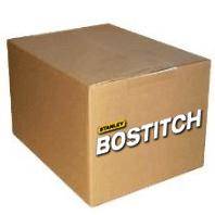 Eine braune Kartonschachtel mit dem Markennamen 'Stanley Bostitch', der an der Seite gedruckt ist.