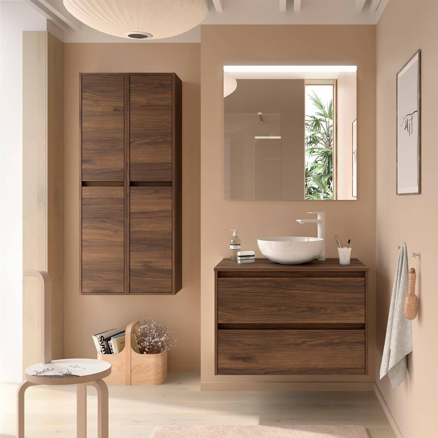 Modernes beiges Badezimmer mit Holzwaschtisch, Aufsatzwaschbecken, Spiegel, Wandschrank, Handtuch und kleinem Hocker in der Nähe der Türöffnung.