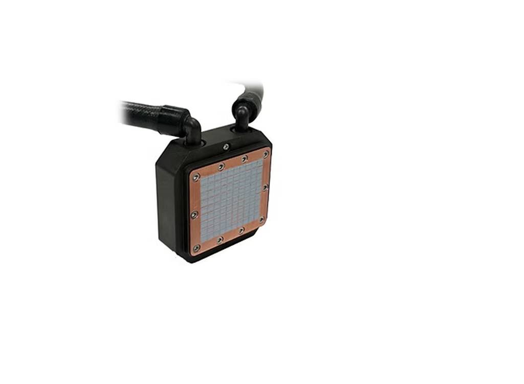 Eine Nahaufnahme einer Kupfer-Kontaktfläche eines Computer-Kühlgeräts mit reflektierendem Schachbrettmuster, verbunden mit Plastikschläuchen.