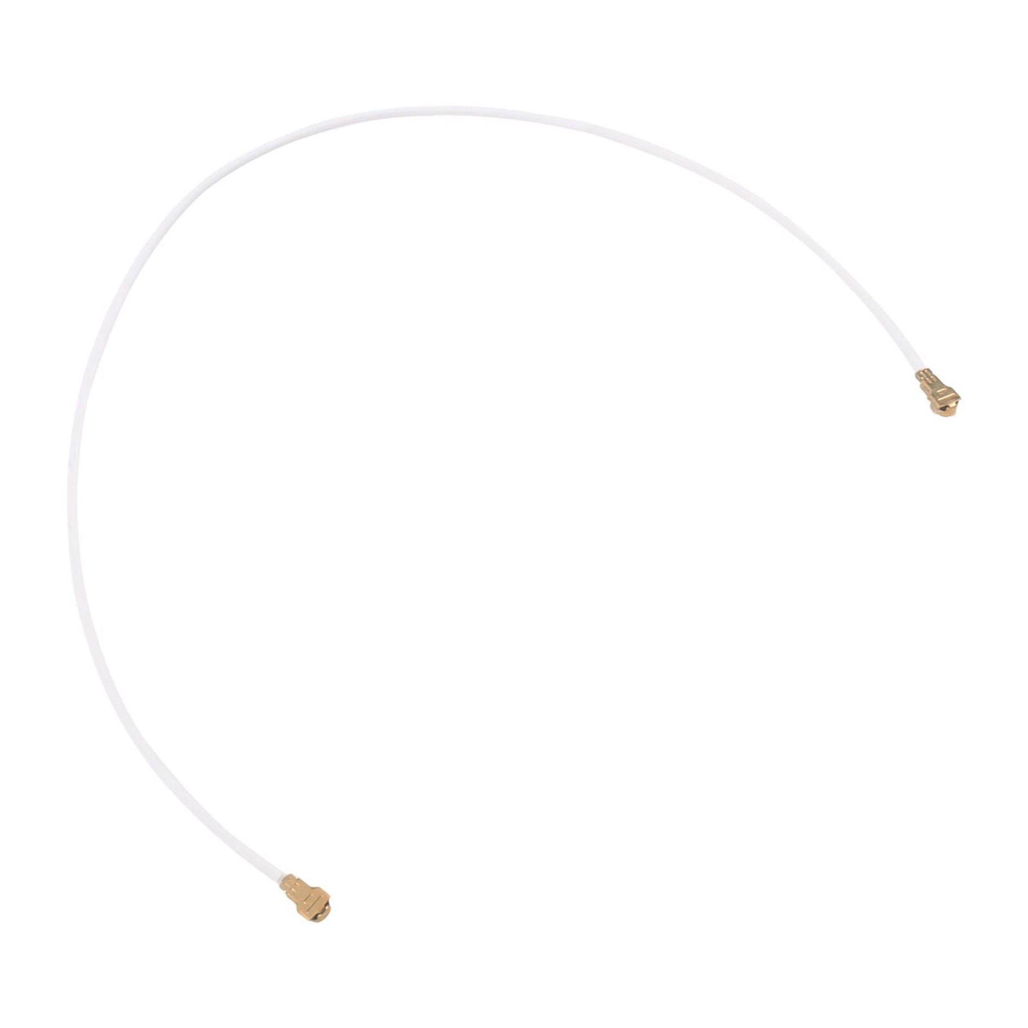 Ein dünnes weißes Koaxialkabel mit goldfarbenen Steckern an beiden Enden ist vor einem weißen Hintergrund zu einer Halbkreis gebogen.