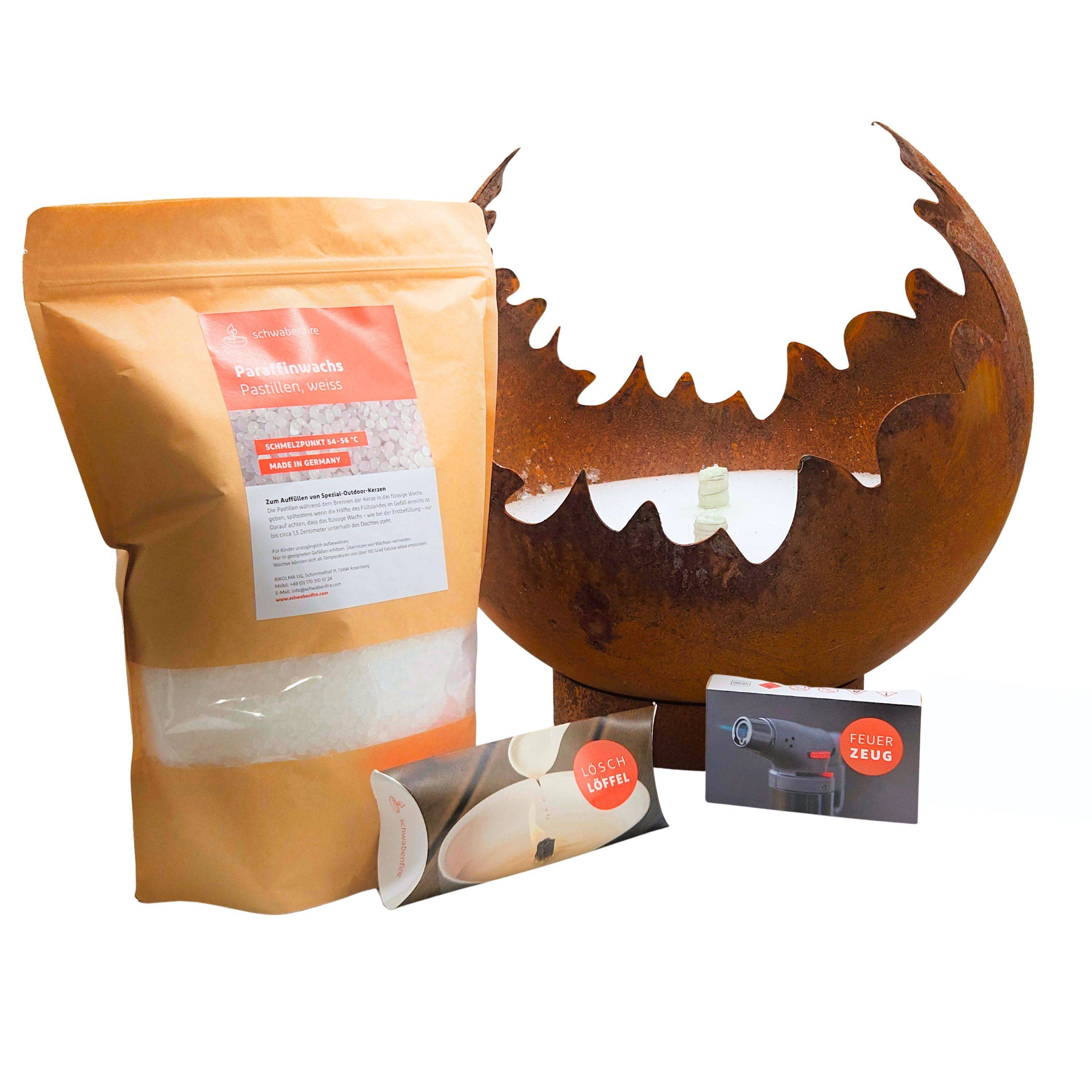 Ein Paket mit Feuerzeug-Zubehör: eine braune rostige Metallkugel, Feueranzünder, weißer Anzündholzscheit und ein großer Pulverbeutel.