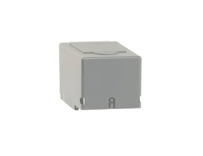 Eine kleine, graue Plastikquadratbox mit einem Klappdeckel, entwickelt für Elektroverbindungen im Freien.