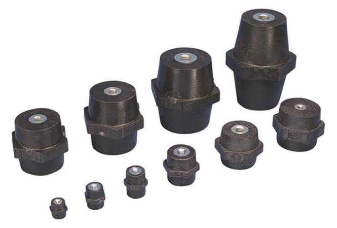 Eine Reihe von industriellen Gummibefestigungen unterschiedlicher Größen sind nebeneinander ausgerichtet und zeigen ihre Größenunterschiede und ihr Design.