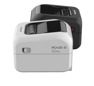 Zwei Desktop-Etikettendrucker, einer in Weiß und einer in Schwarz, werden gezeigt. Der im Vordergrund befindliche Drucker, mit der Bezeichnung 'PC42-E-D', verfügt über ein kompaktes Design.