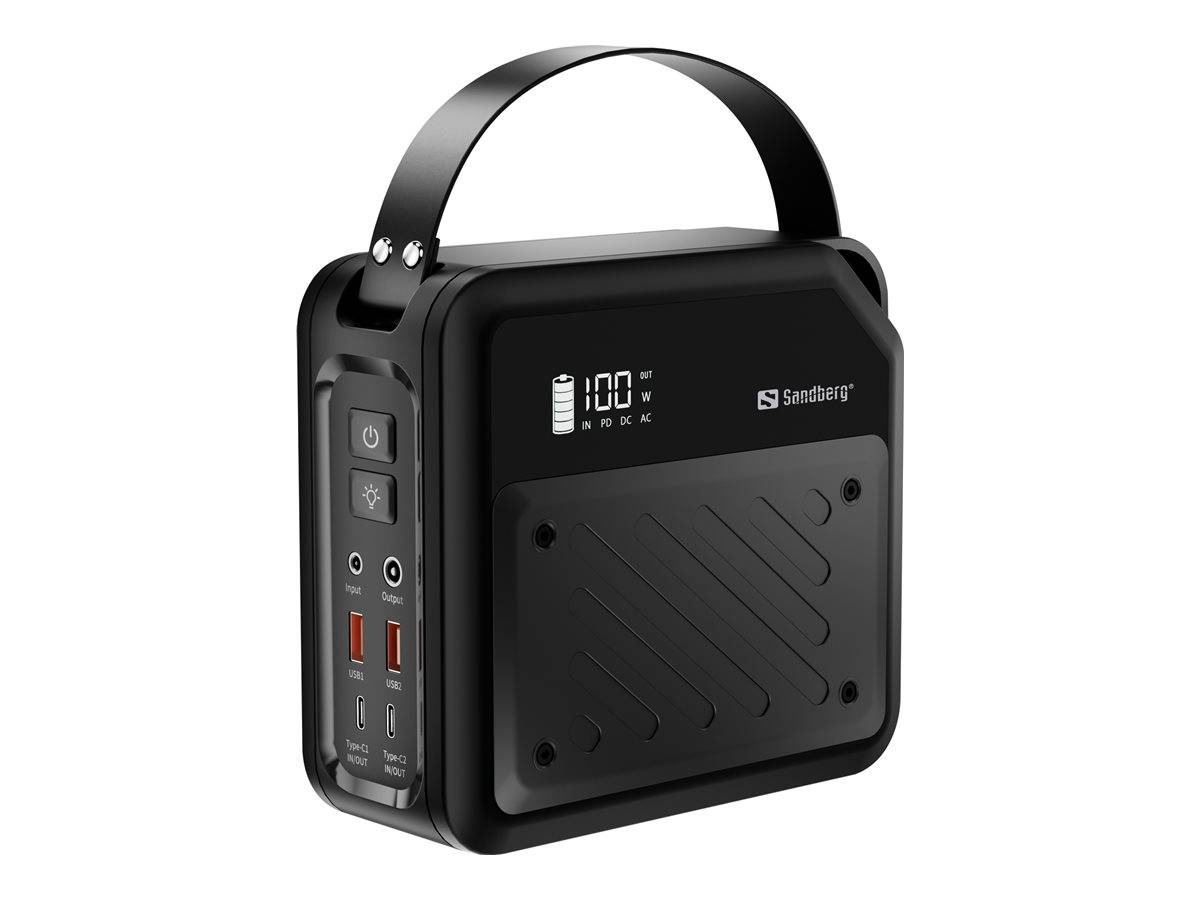 Tragbare Powerbank mit Griff, digitales Display zeigt '100', mehrere Eingangs-/Ausgänge, mit der Aufschrift 'Sandberg', schwarzes Design.
