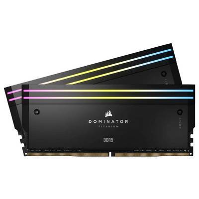 Zwei Corsair Dominator Platinum DDR5 RAM-Module mit RGB-Lichtleisten auf der Oberseite.