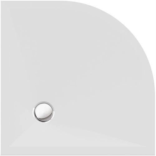 Ein weißes, quadratisches Duschbecken mit abgerundeter Ecke und einem glänzenden kreisrunden Chrom-Ablauf.