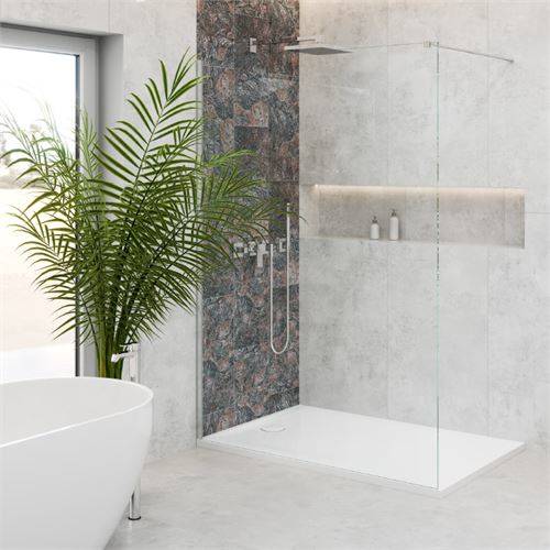 Ein modernes Badezimmer mit einer freistehenden weißen Badewanne, einer großen Topfpflanze und einer Glasdusche mit begehbarem Eingang, die mit einer Regenduschbrause ausgestattet ist.