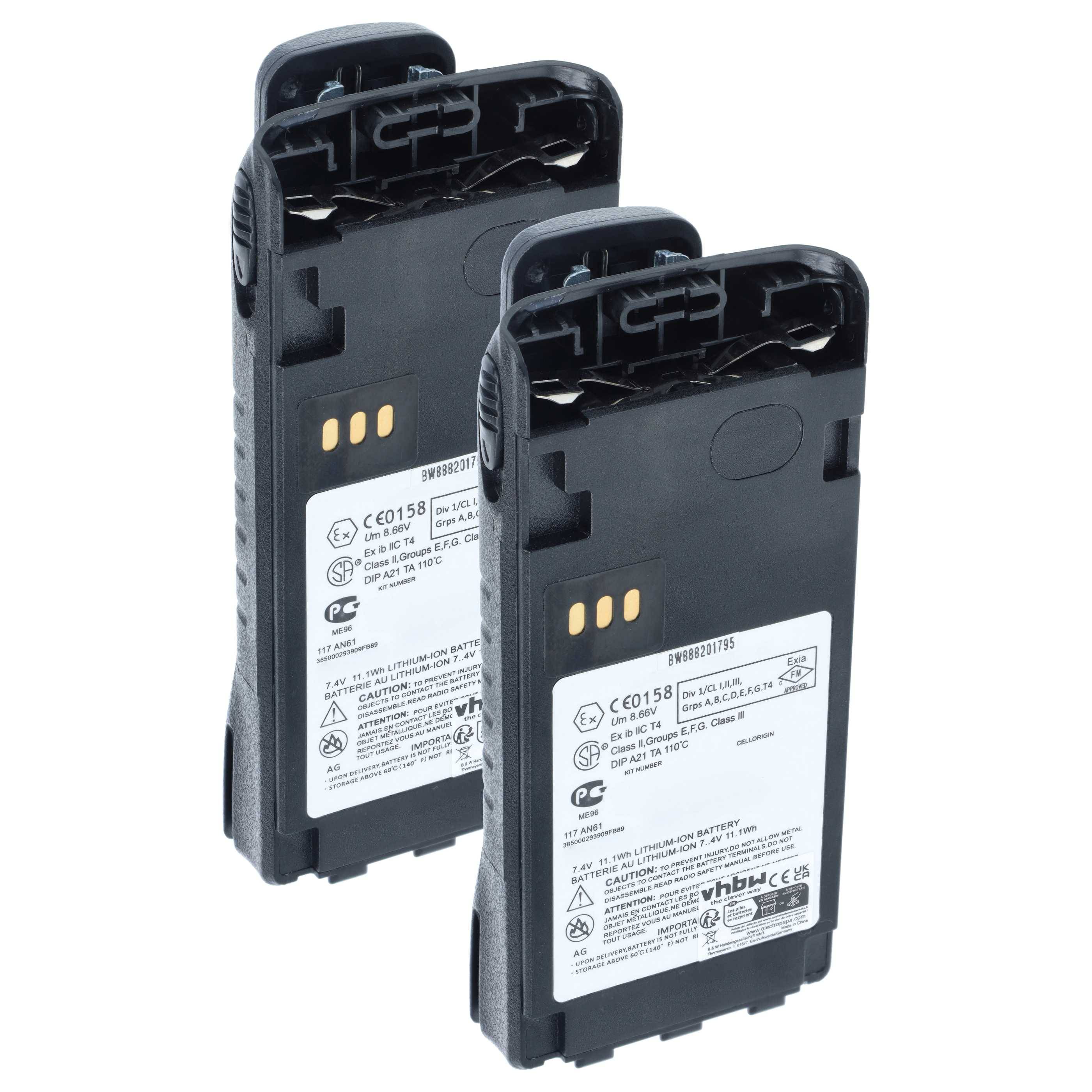 Zwei schwarze wiederaufladbare Batteriepacks mit freigelegten Steckplätzen und weißen Spezifikationsetiketten auf neutralem Hintergrund.