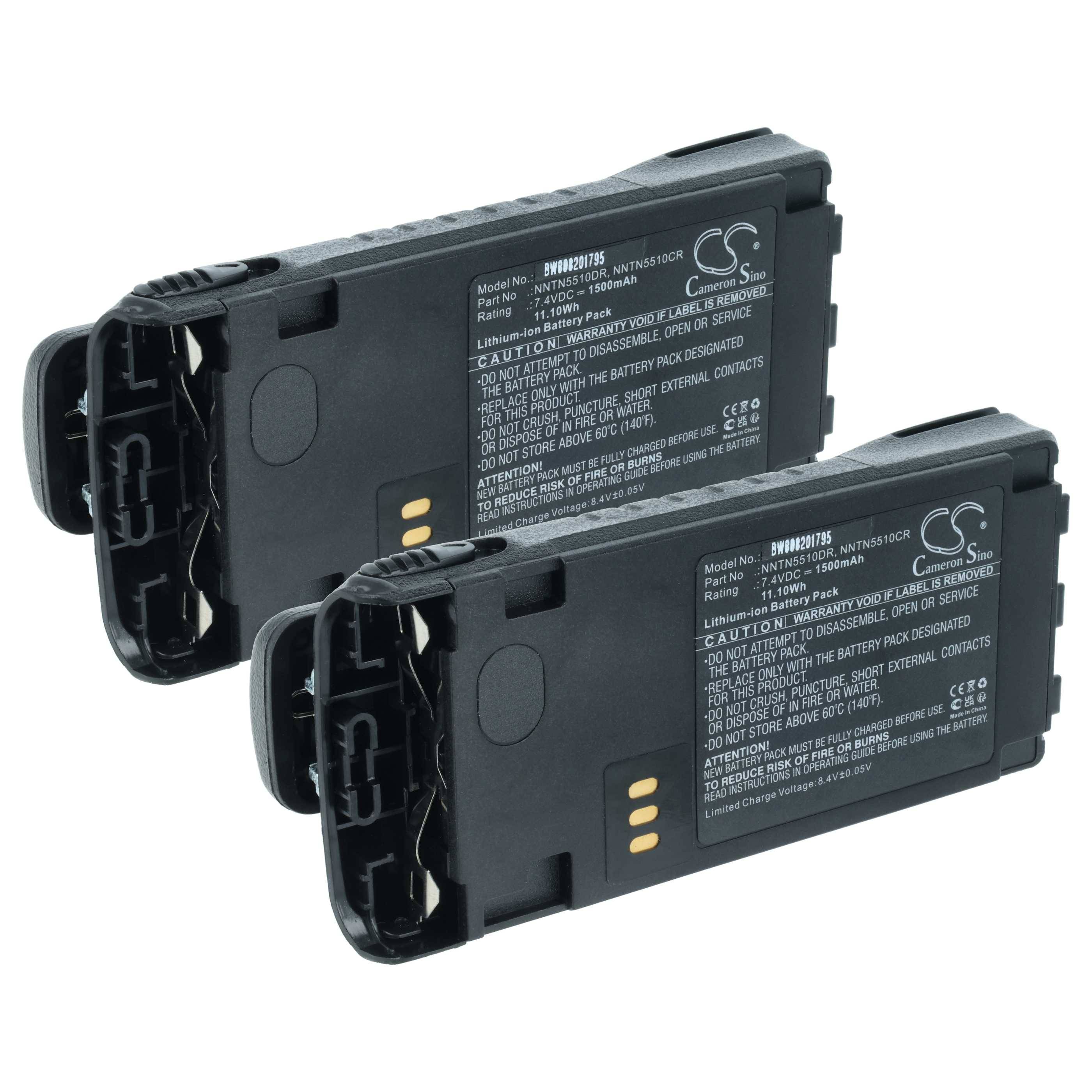 Zwei schwarze wiederaufladbare Batteriepackungen vertikal ausgerichtet, mit sichtbaren Etiketten, die Warnhinweise und Kontaktpunkte anzeigen.