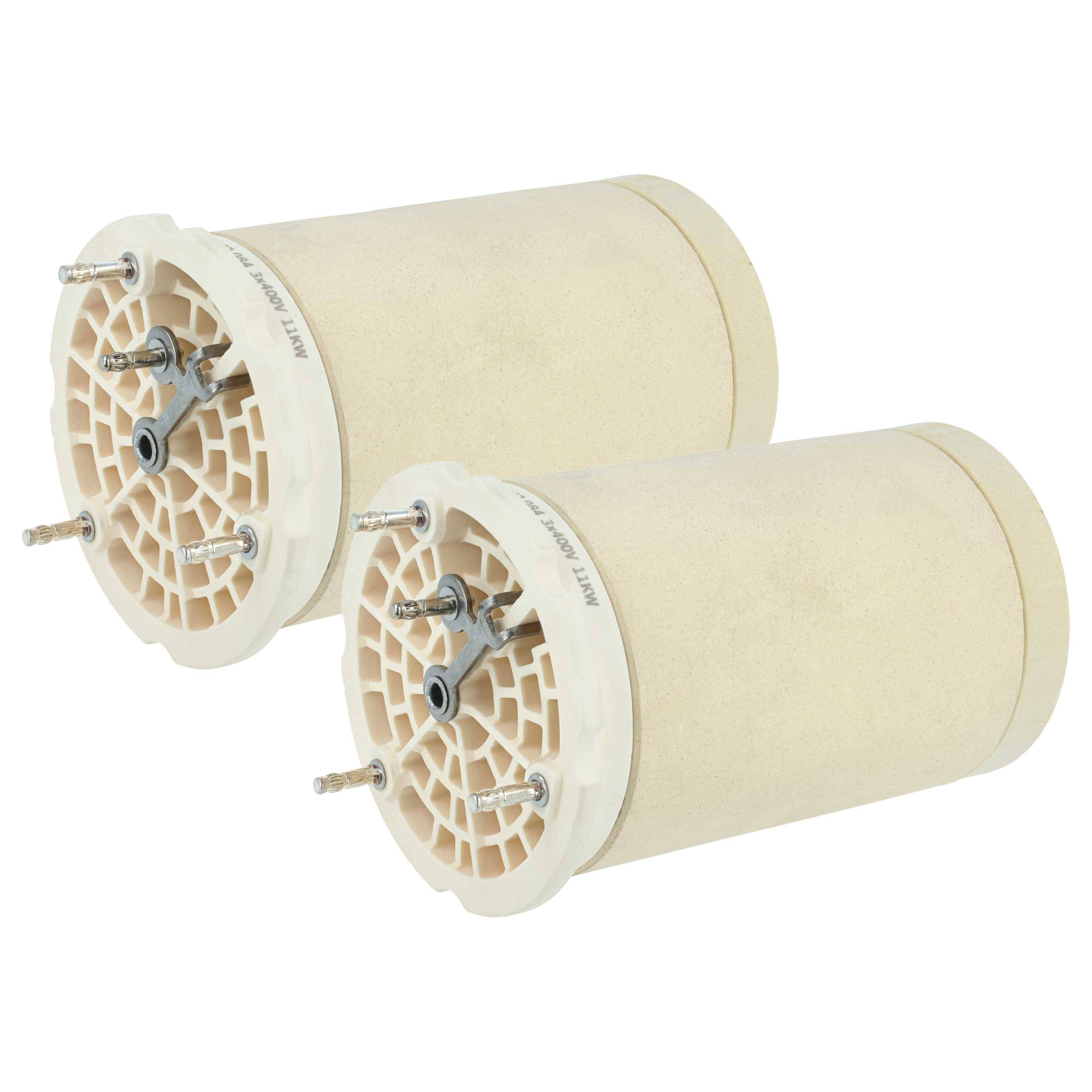 Zwei beige Keramik-Wasserfilterpatronen mit mehreren kleinen Löchern und Metallschrauben, entwickelt für Wasserfilteranlagen.