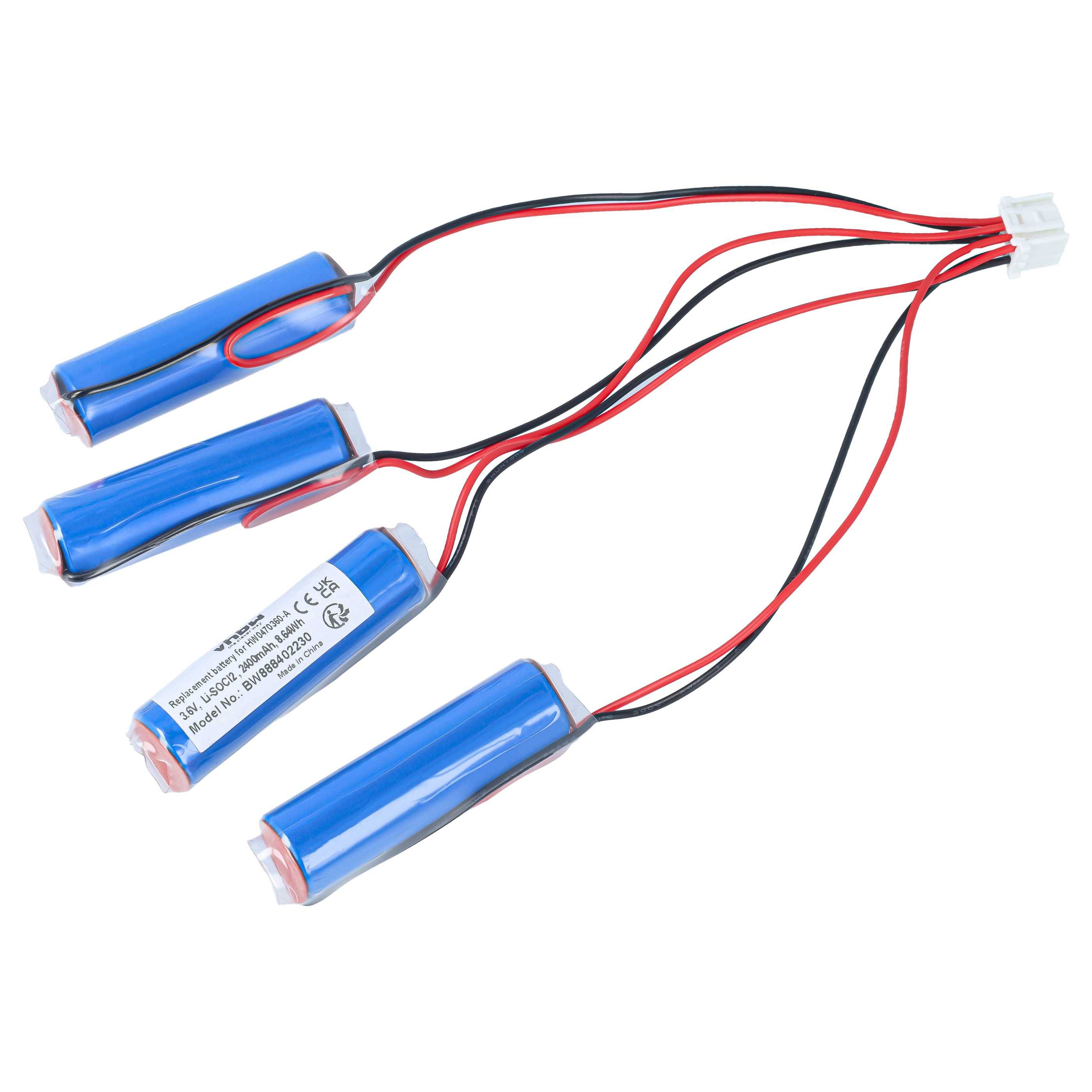 Vier blaue zylindrische Batterien mit rot und schwarzen Drähten, die an einem weißen Stecker auf weißem Hintergrund angeschlossen sind.