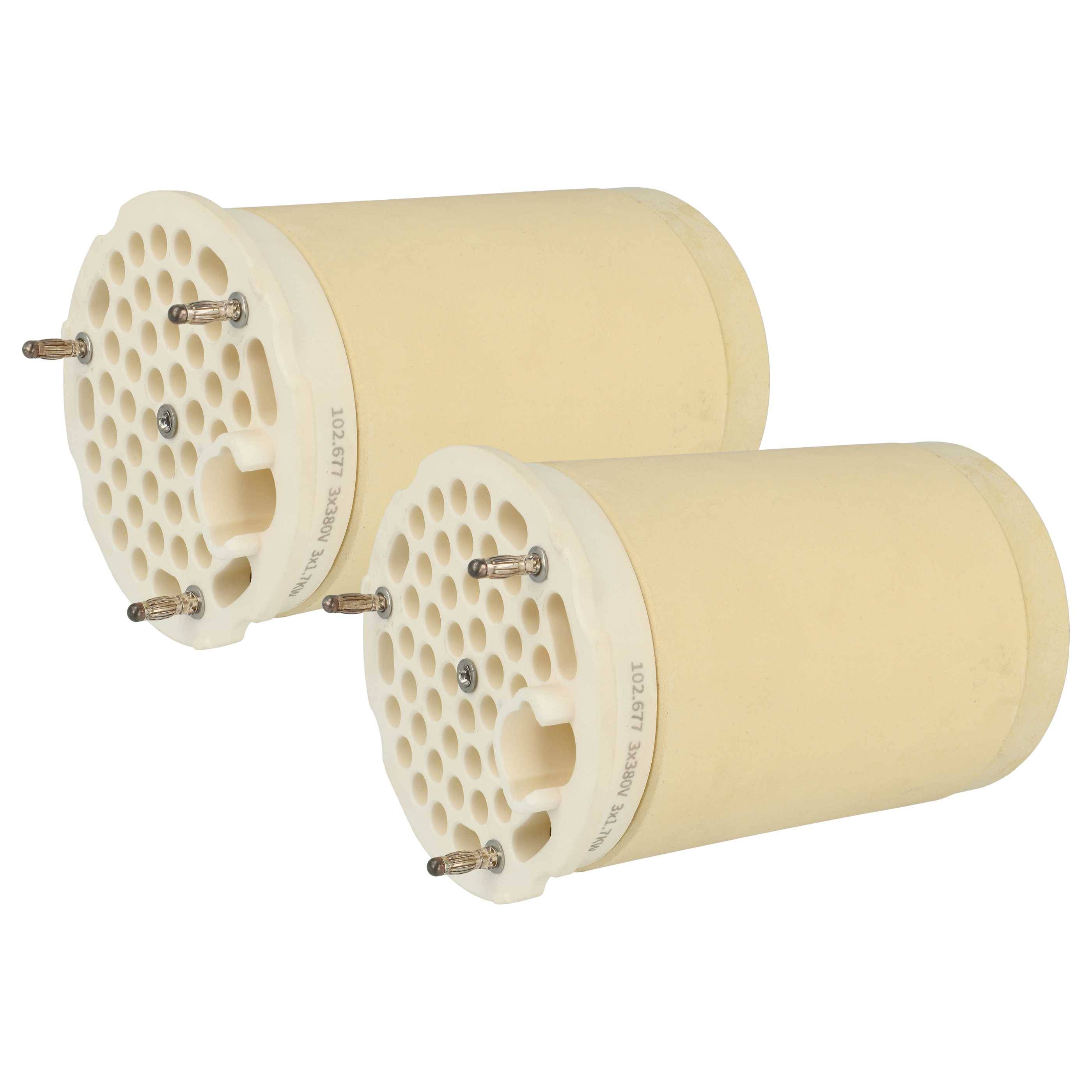 Zwei zylindrische, beige keramische Filterkerzen mit mehreren Löchern werden nebeneinander gezeigt. Sie haben metallische Befestigungen, die nach außen ragen.