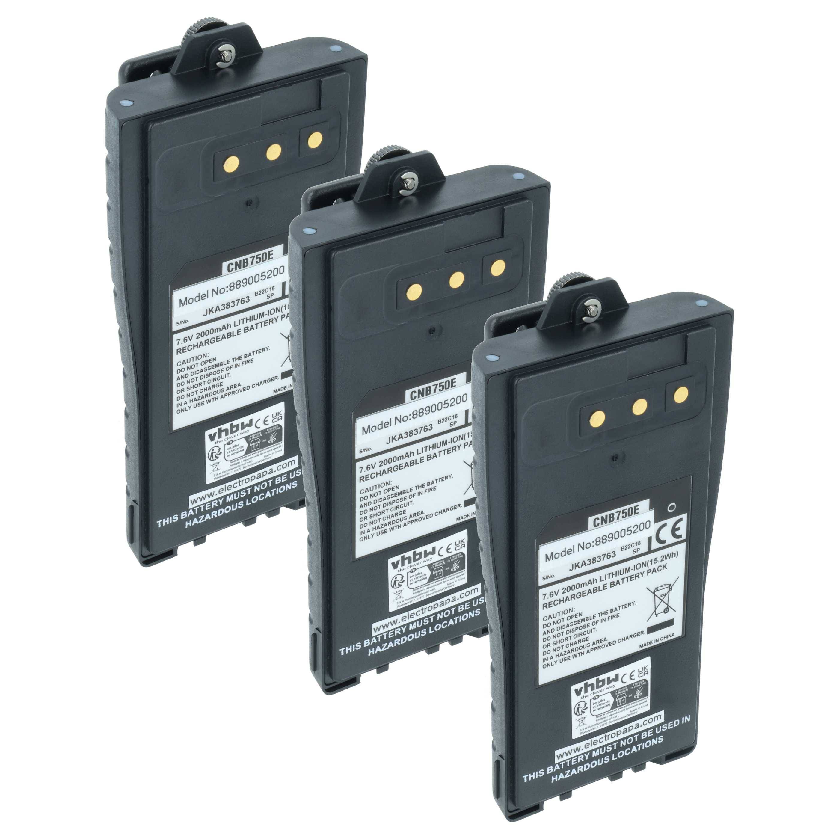 Drei schwarze rechteckige Batterien mit Etiketten und Kontaktpunkten, die Modellnummern und Sicherheitszertifizierungen zeigen, aufrecht nebeneinander angeordnet.