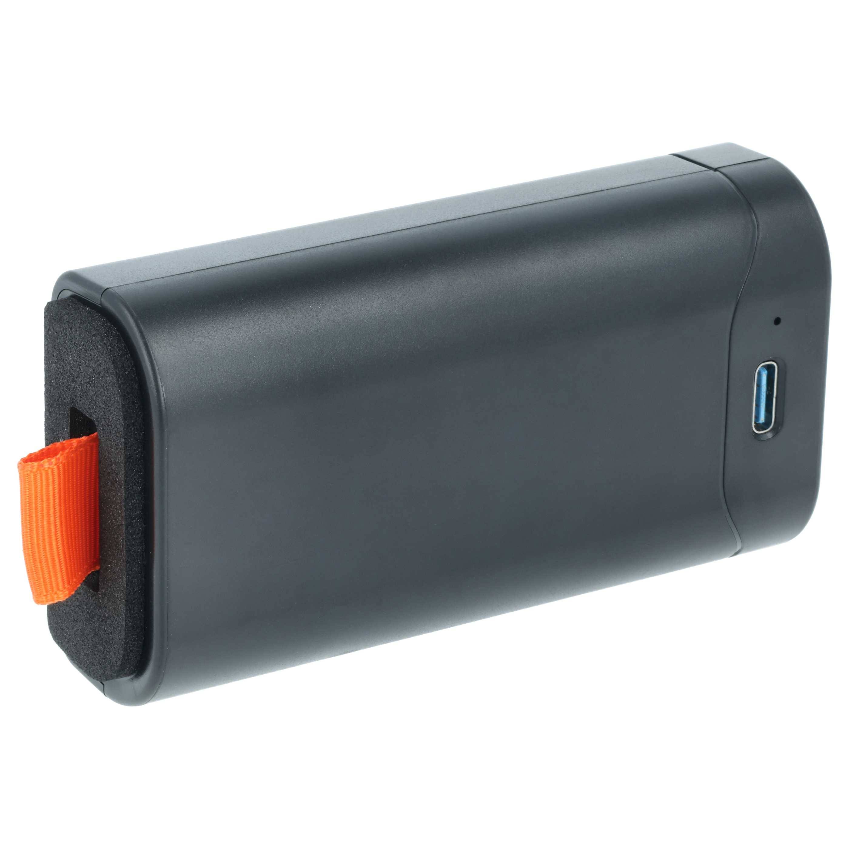 Eine tragbare schwarze Powerbank mit einem USB-C-Anschluss und einem orangefarbenen Zuglasche, entwickelt zum Aufladen elektronischer Geräte.