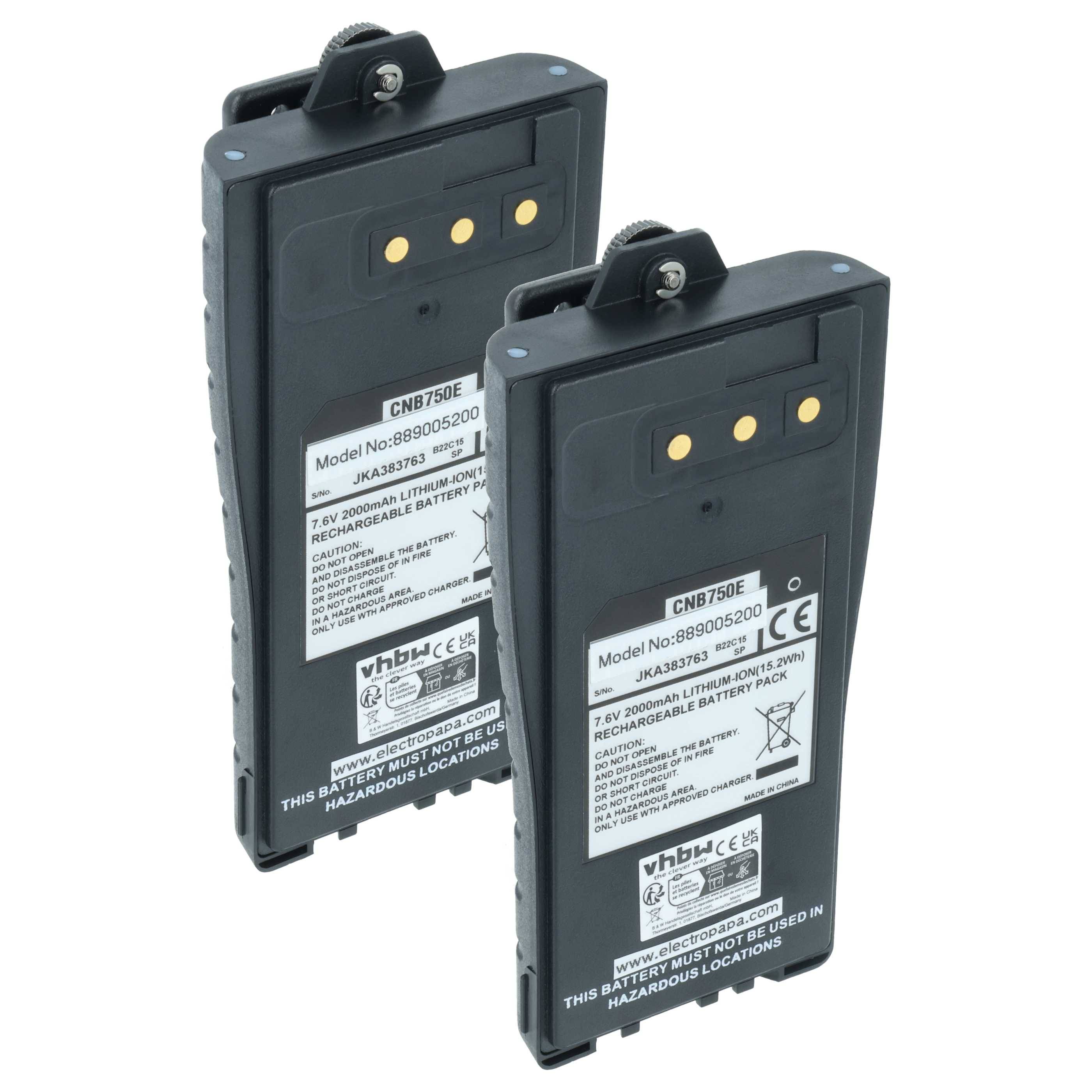Zwei schwarze Kommunikationsgerätebatterien mit Etiketten, die die Modellnummer CNB750E zeigen. Der Text weist auf die Verwendung in gefährlichen Bereichen hin.