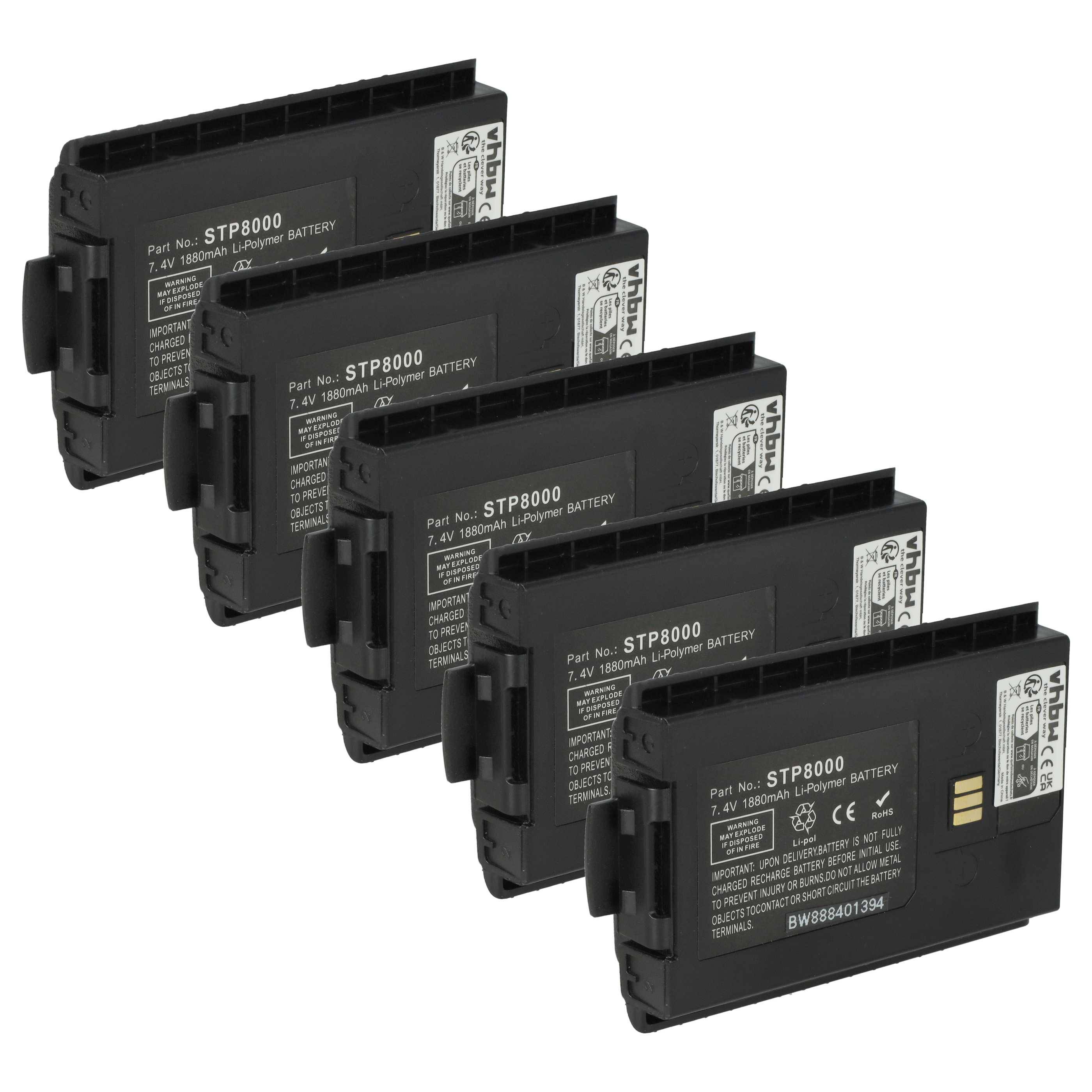 Fünf schwarze STP8000-Batterien sind nebeneinander ausgerichtet und zeigen Etiketten mit technischen Spezifikationen und Modelldetails auf jeder Batterie.