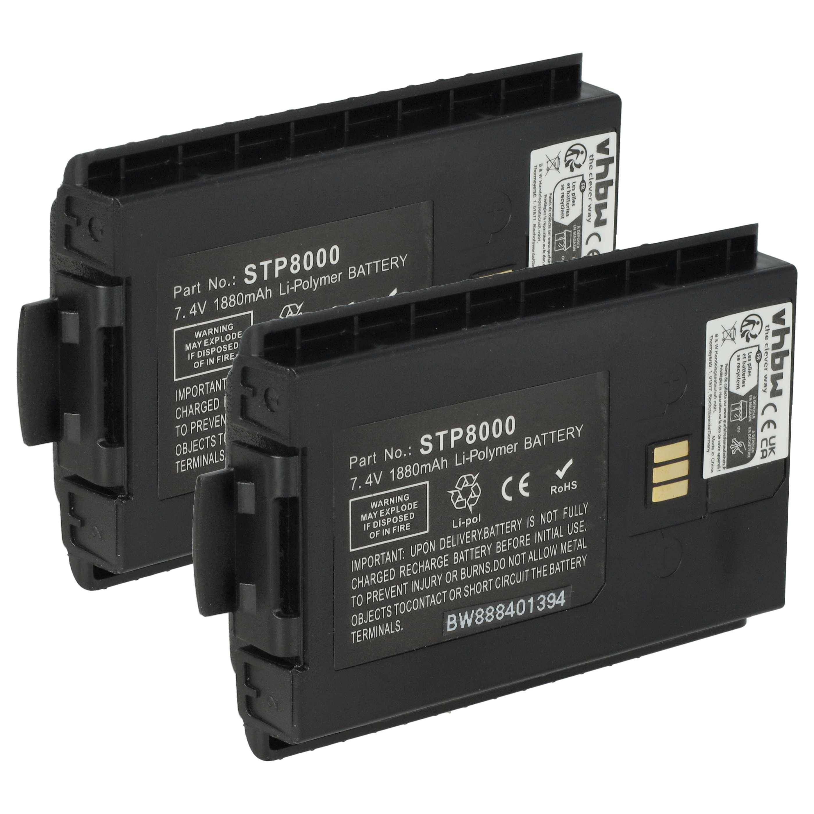 Zwei schwarze wiederaufladbare Li-Polymer-Batterien mit der Teilenummer 'STP8000'. Jede verfügt über eine Kapazität von 7,4V, 1880mAh, mit Sicherheitswarnhinweisen.