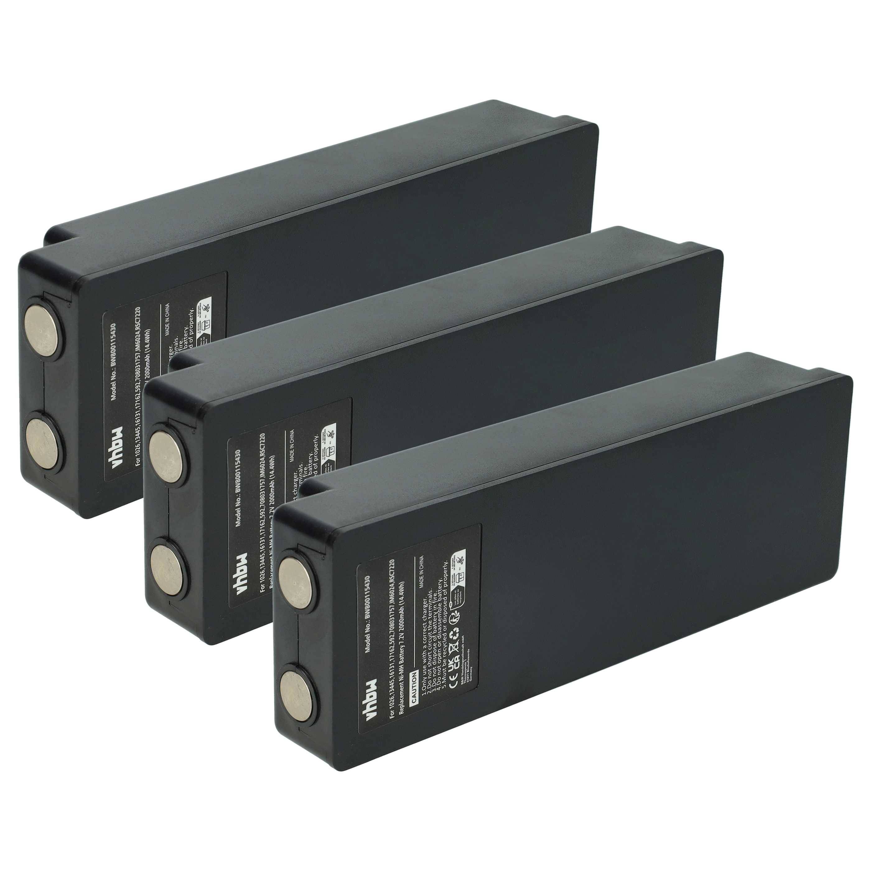 Drei schwarze rechteckige Batterien mit silbernen Anschlüssen an einem Ende, diagonal nebeneinander ausgerichtet. Jede verfügt über ein Etikett mit technischen Spezifikationen.