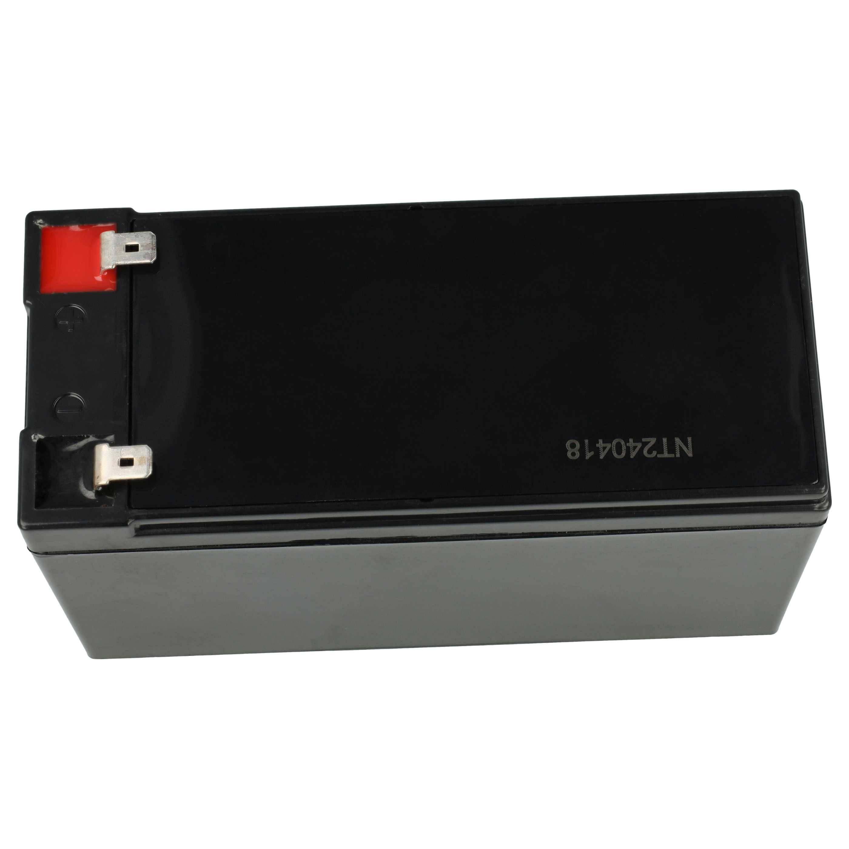 Eine schwarze rechteckige Batterie mit roten und schwarzen Anschlussverbindern an einem Ende, auf der Oberseite die Modellnummer 
