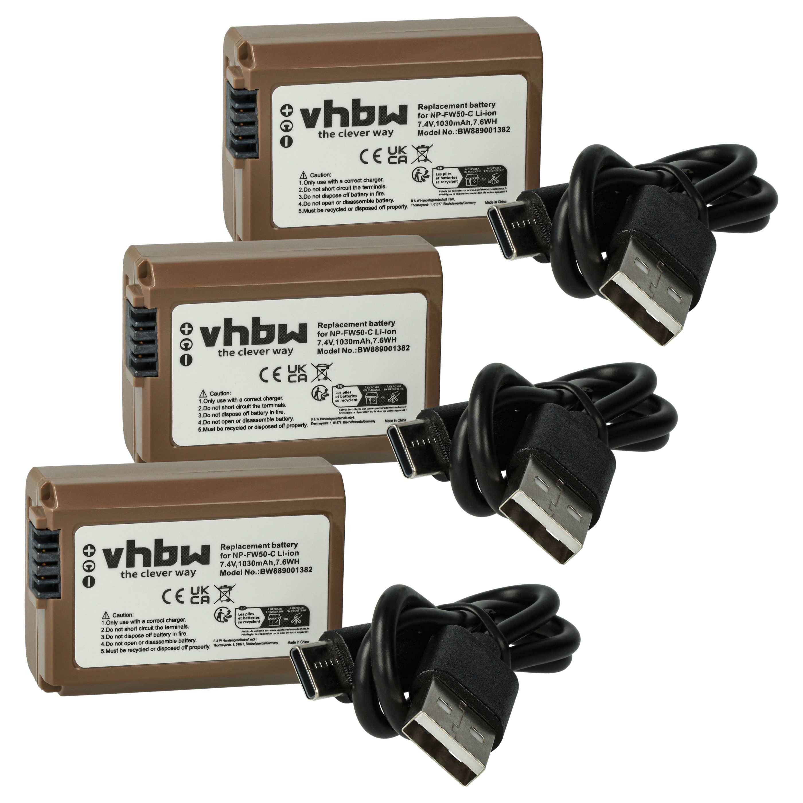 Drei braune VHBW Kamerabatterien mit angeschlossenen Kabeln, jeweils beschriftet mit 'Ersatzbatterie für Canon BP-911/914/915/924/927'.