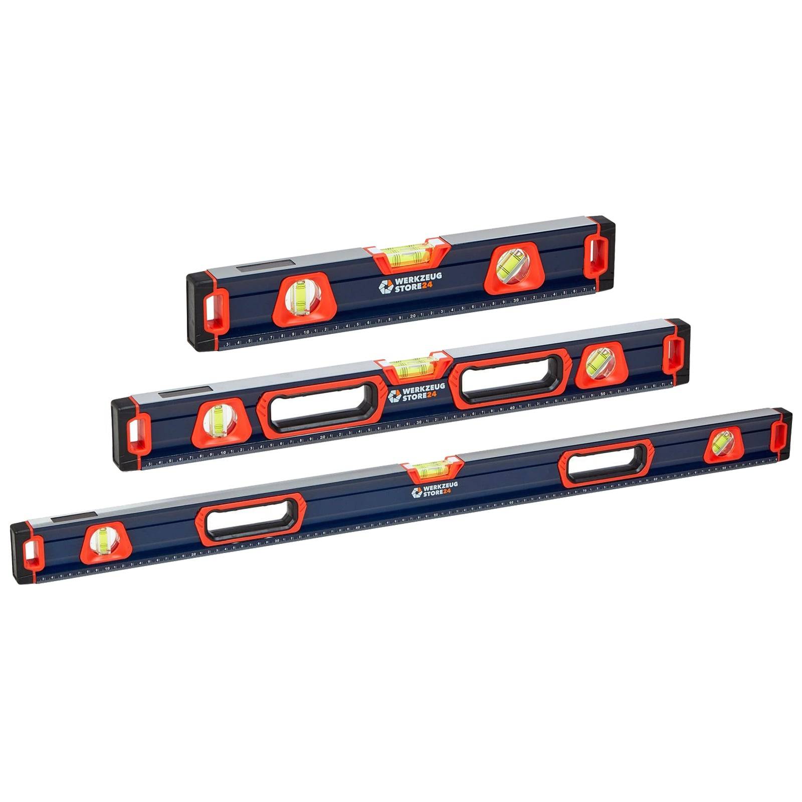 Drei blaue und rote Wasserwaagen unterschiedlicher Länge auf weißem Hintergrund, die zur Überprüfung der Waagerechten von Oberflächen verwendet werden.