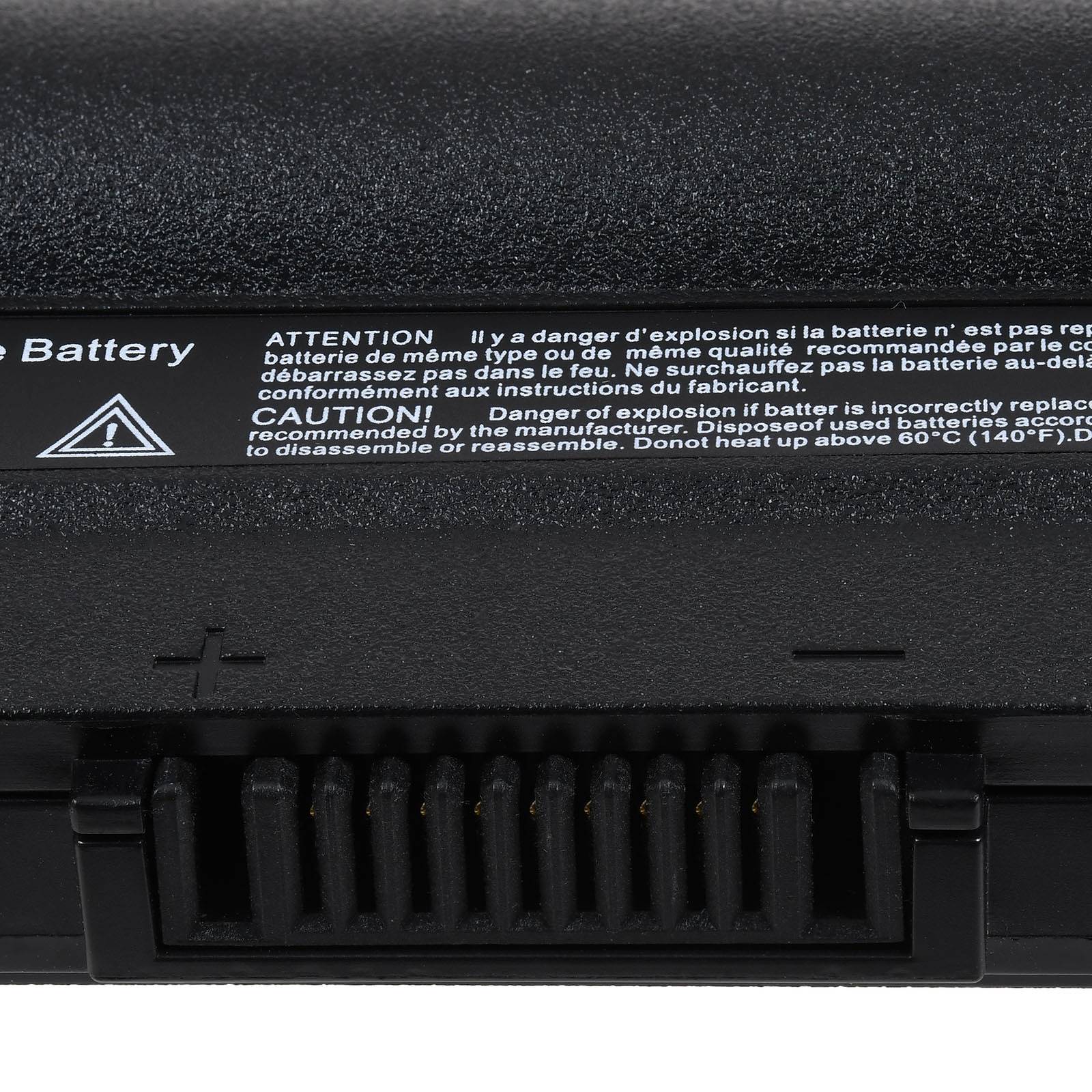 Laptop-Akku-Nahaufnahme zeigt Warntext und eine Temperaturwarnung auf Englisch und Französisch. Designmerkmale umfassen ein Plus- und Minussymbol mit sichtbaren Anschlussbolzen.