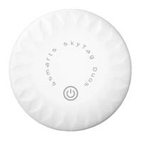 Ein rundes, weißes elektronisches Gerät mit den Worten ‚lsmarts skyTag Duos', die rund um den zentralen Powerknopf gedruckt sind.