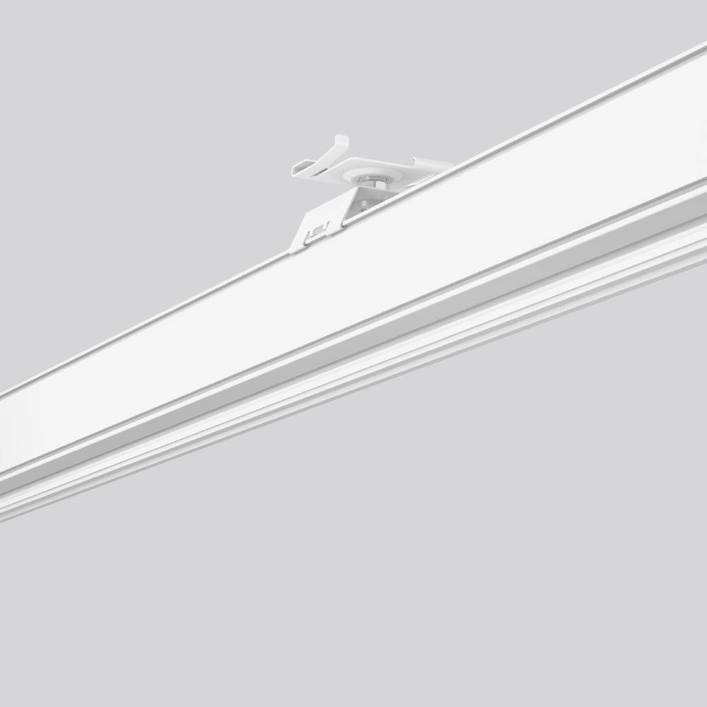 Eine Nahaufnahme einer weißen LED-Deckenleuchte auf einem hellgrauen Hintergrund, die ihr minimalistisches Design und ihren Befestigungsmechanismus zeigt.