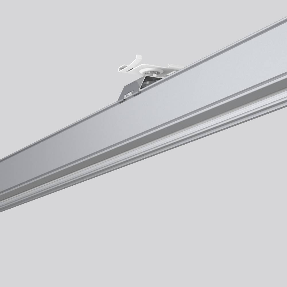 Eine Nahaufnahme einer deckenmontierten, linearen LED-Leuchte mit elegantem, modernem Design vor einem neutralen Hintergrund.