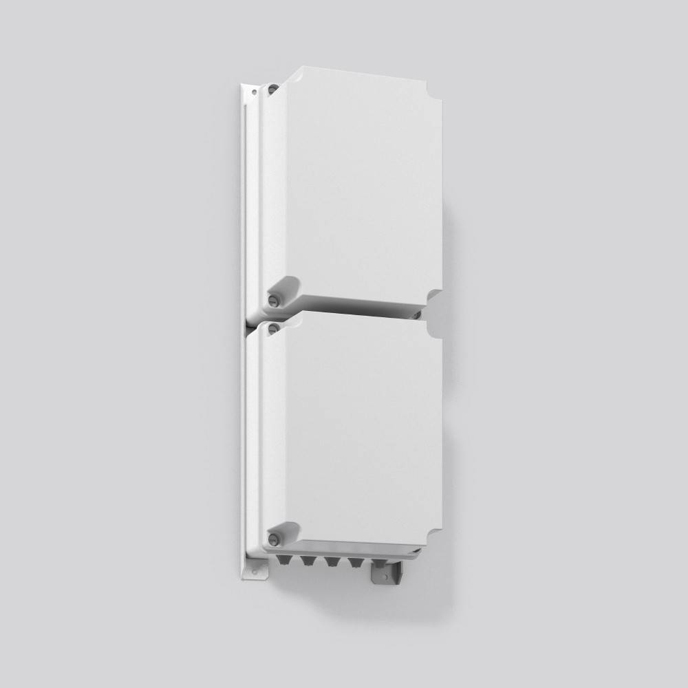 Eine weiße, rechteckige, doppelte elektrische Verteilerdose, vertikal an einer hellgrauen Wand montiert.