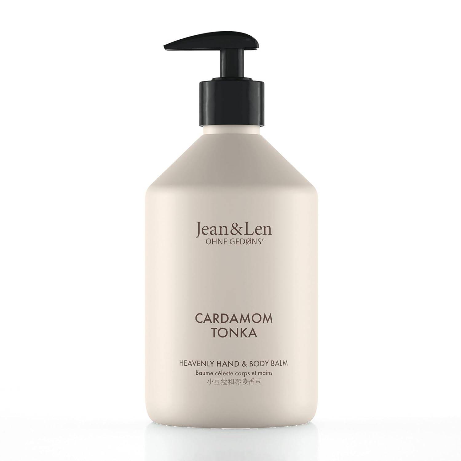 Eine beige Pumpflasche mit der Aufschrift 'Jean & Len' auf Englisch und Chinesisch, die einen Hand- und Körperbalsam mit der Sorte 'Kardamom Tonka' in der Größe von 500 ml enthält.