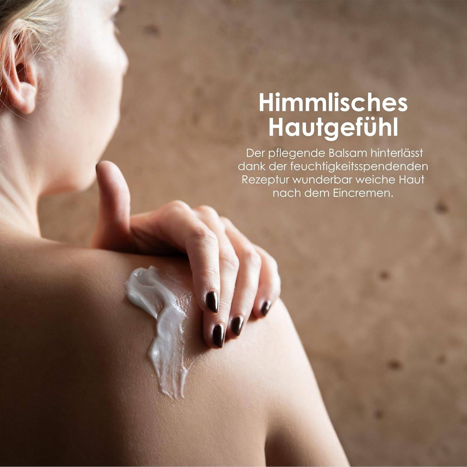 Eine Person trägt eine feuchtigkeitsspendende Creme auf ihre Schulter vor einem beigen Hintergrund. Der Text lautet 'Himmlisches Hautgefühl'.