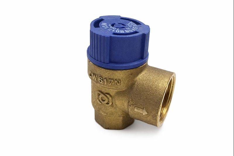 Ein MessingRückschlagventil mit einer blauen Plastikkappe, die mit '16 BAR STOP ROTATE' beschriftet ist. Es ist an der Seite mit 'CW 617N' gekennzeichnet, mit einem Pfeil, der die Durchflussrichtung anzeigt.