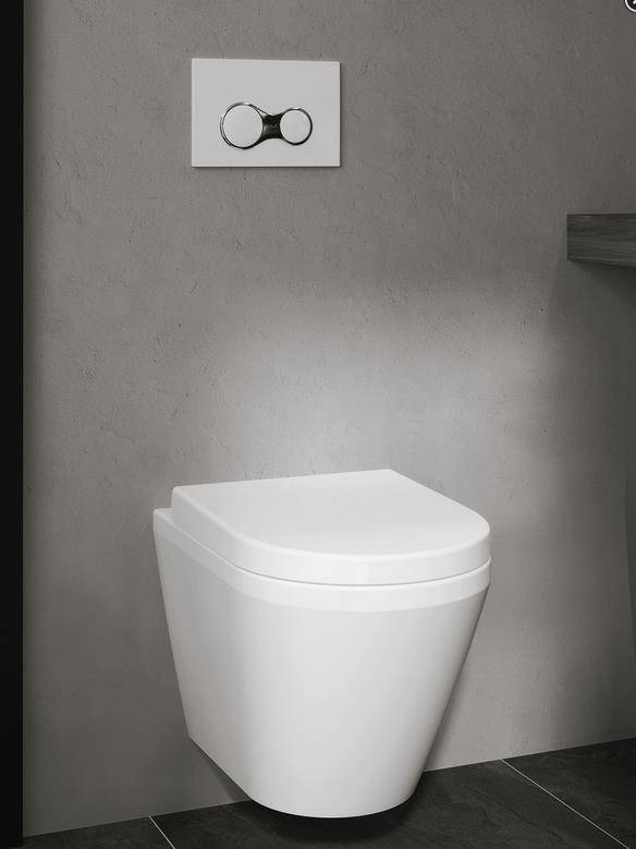 Modernes weiß-montiertes Toilettenbecken an einer grauen Badezimmerwand mit einem Doppelspültaster darüber.