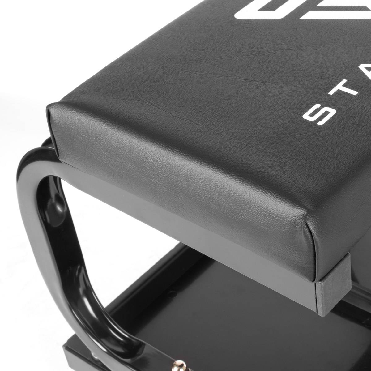 Ein schwarzes Ledersitzkissen auf einem Metallfuß, das ein schlankes, modernes Design präsentiert.