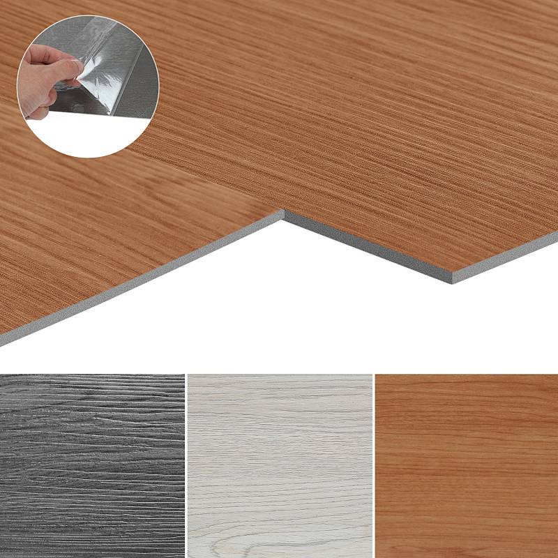 Vinylboden-Muster mit Holzstruktur in drei Farben dargestellt: dunkelgrau, hellgrau und Naturholz. Nahaufnahme zeigt Kleberückseite.