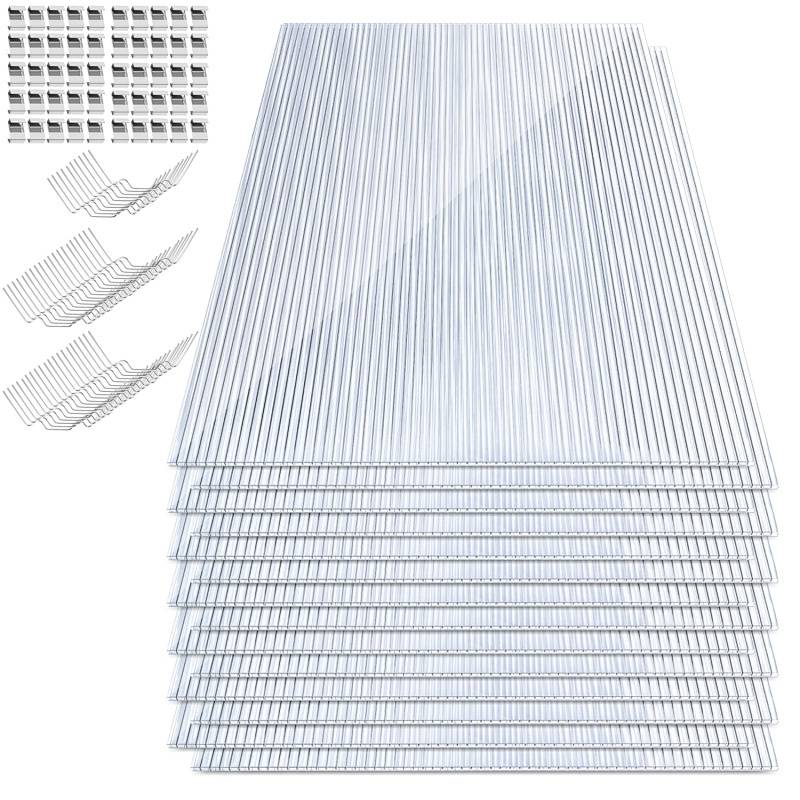 Ein Stapel transparenter Acrylplatten mit kleinen Haken und ein Drahtgitter für die Wand, verwendet für DIY-Projekte und Haushaltsorganisation.