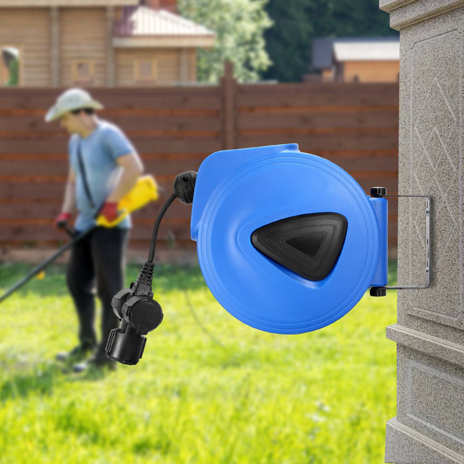 Eine blaue einziehbare Gartenschlauch-Aufrollvorrichtung, die an einer Wand befestigt ist, mit einem unscharfen Hintergrund, der eine Person zeigt, die Gartengeräte benutzt.