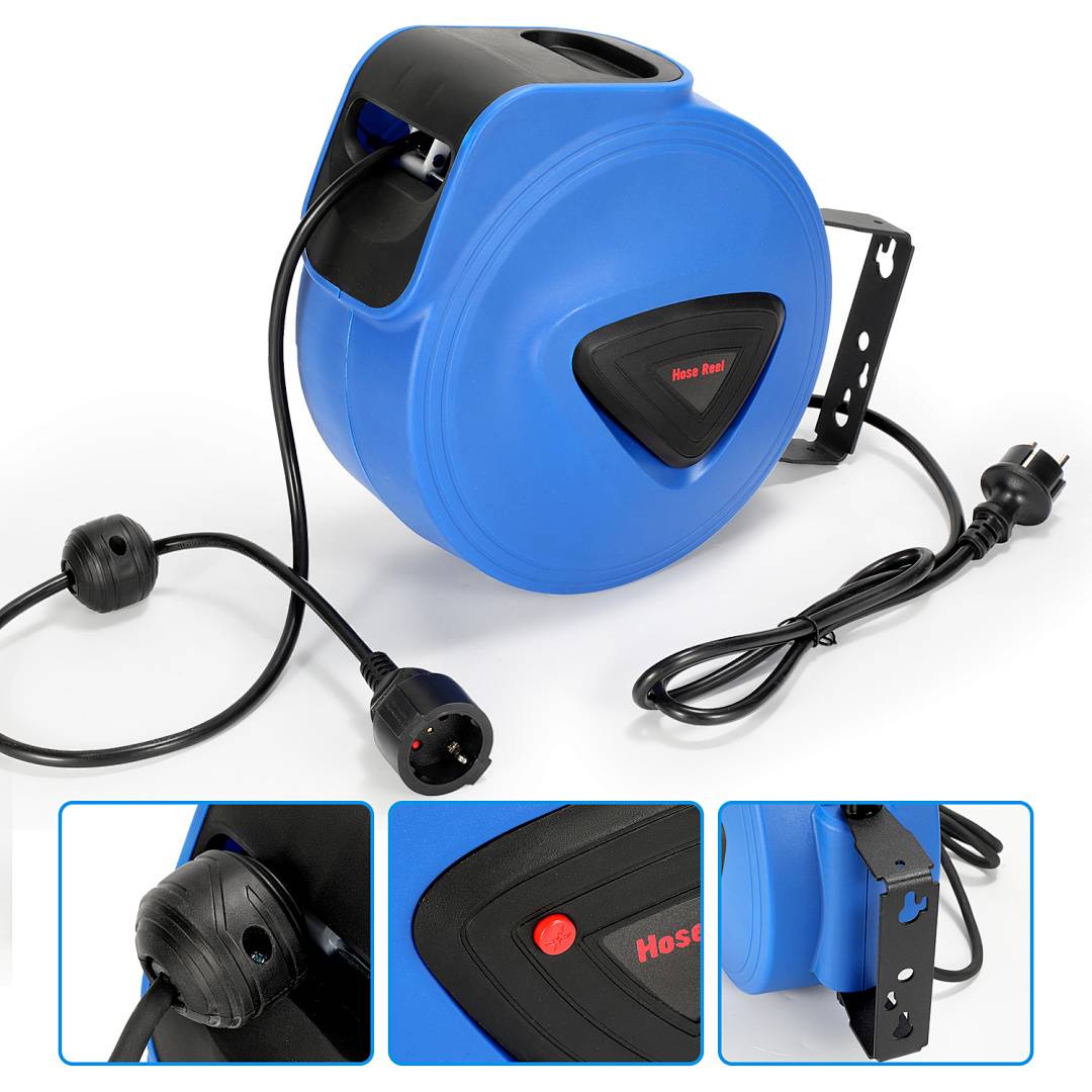 Blauer einziehbarer Schlauchhaspel mit Wandhalterung; mit schwarzen und roten Akzenten, inkl. Anschlüssen für die Installation und einem Stromkabel.