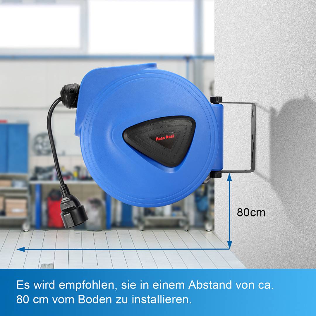 Blaue aufrollbare Schlauchtrommel an der Wand montiert, mit einem Pfeil und Text, die angeben, dass sie etwa 80 cm über dem Boden installiert werden sollte.
