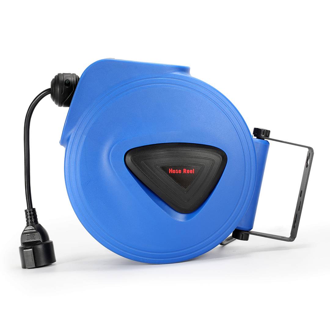 Eine blaue einziehbare Schlauchrolle mit angeschlossenem schwarzem Netzkabel, beschriftet mit 