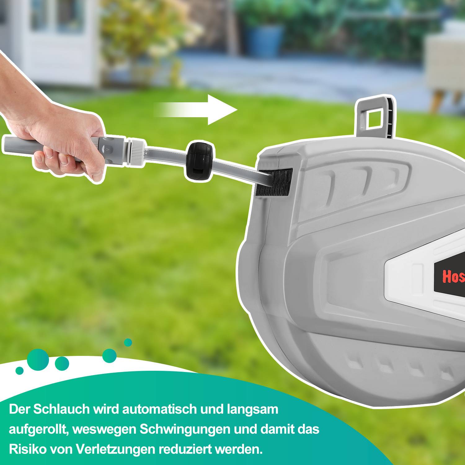 Eine Person zieht an einer wandmontierten, einziehbaren Gartenschlauchrolle im Hinterhof. Der deutsche Text erklärt die automatische und schrittweise Einziehung, um das Verletzungsrisiko durch Schwingen zu reduzieren.
