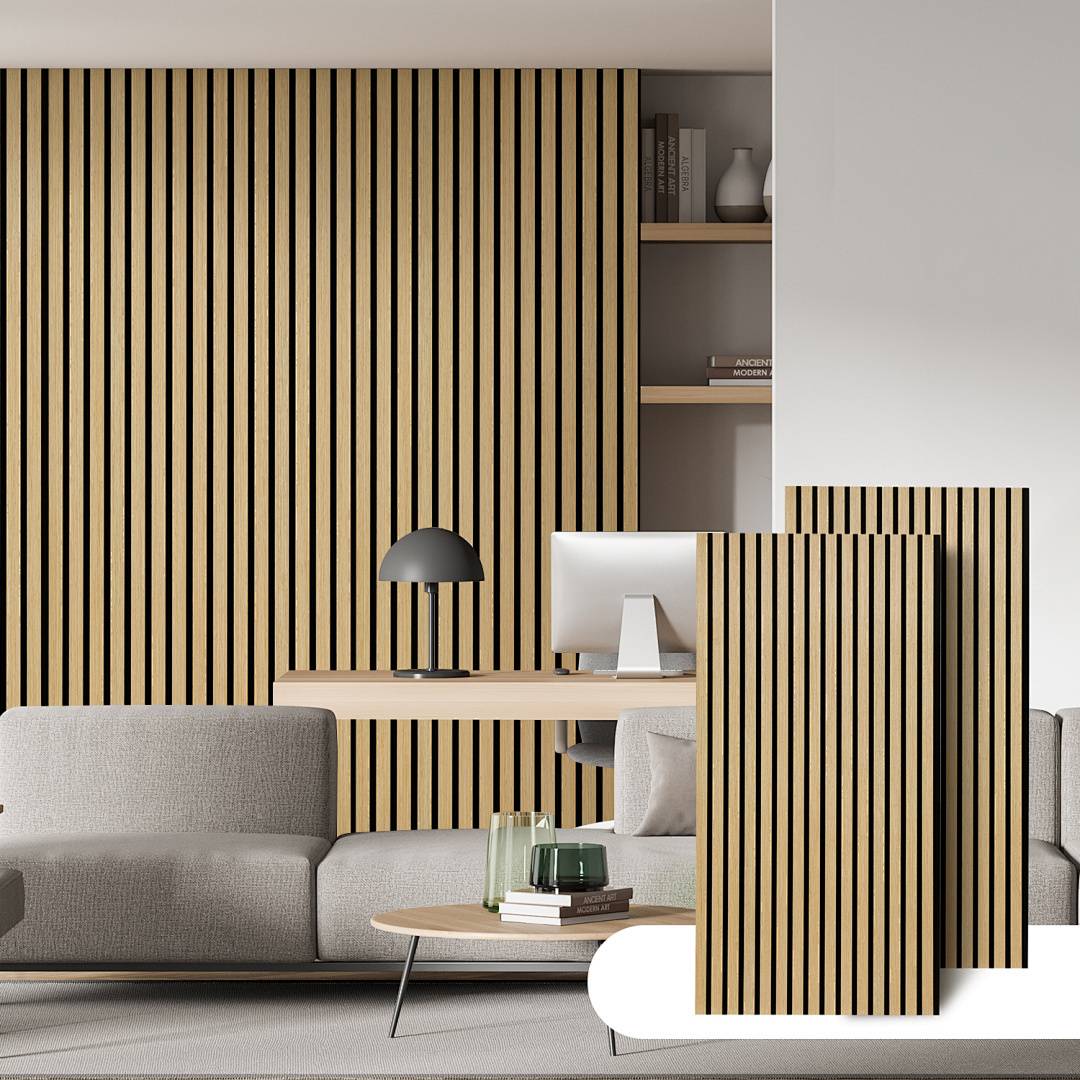 Ein modernes Wohnzimmer mit einem beigen Sofa, Holzlamellenwänden und einem Holzcouchtisch. Ein Computer steht auf einem Holzschreibtisch mit einer schwarzen Lampe.