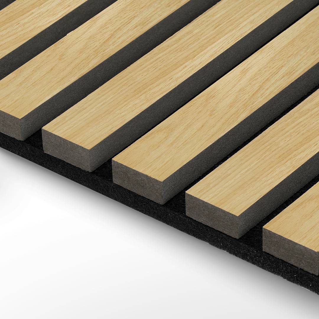 Detailaufnahme von Holzleisten mit schwarzem Filzrücken, die ein modernes akustisches Paneeldesign bilden. Die Leisten sind gleichmäßig angeordnet und ausgerichtet.