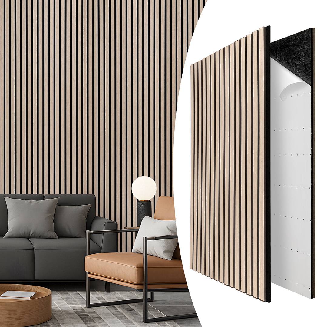 Ein modernes Wohnzimmer mit einem grauen Sofa, Sessel und Lampe. Vertikale Holzlamellen schmücken die Wände und lenken den Blick auf gestalterische Details.